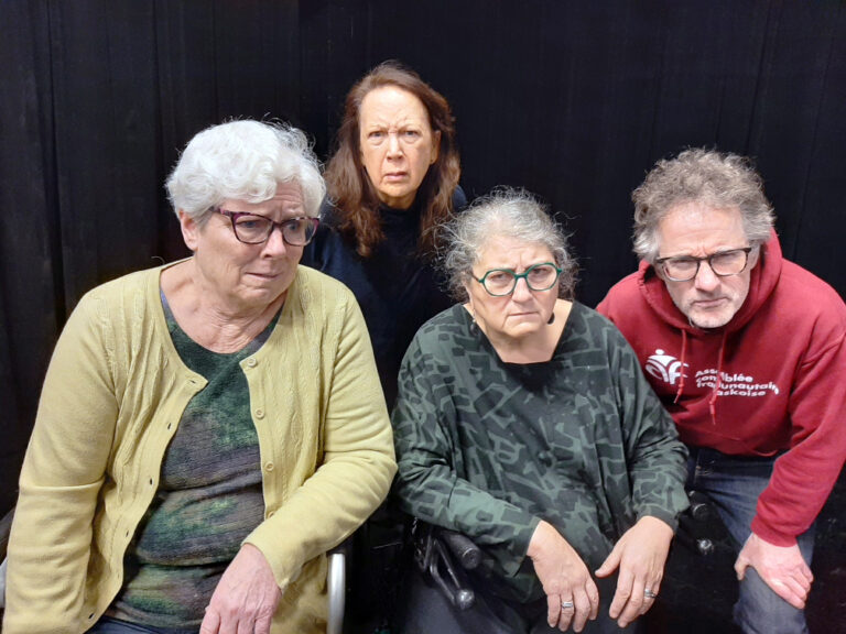 Les membres de la distribution de Cantate pour légumes: Gail Enright (le navet), Carol Greyeyes (l’asperge), Frédérique Baudemont (l’avocat), et Bruce McKay (la gourde).