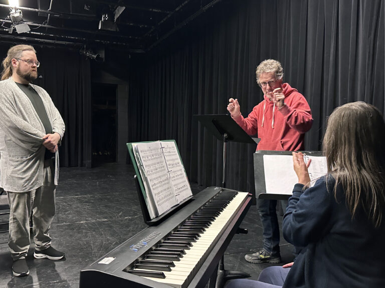 Charlie Peters, Bruce McKay, et Helen Pridmore.