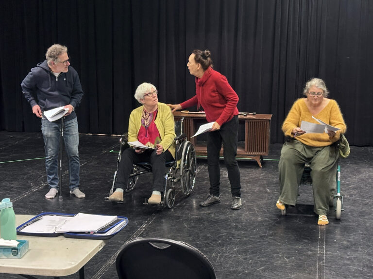 Bruce McKay (la gourde), Gail Enright (le navet), Carol Greyeyes (l’asperge) et  Frédérique Baudemont (l’avocat).